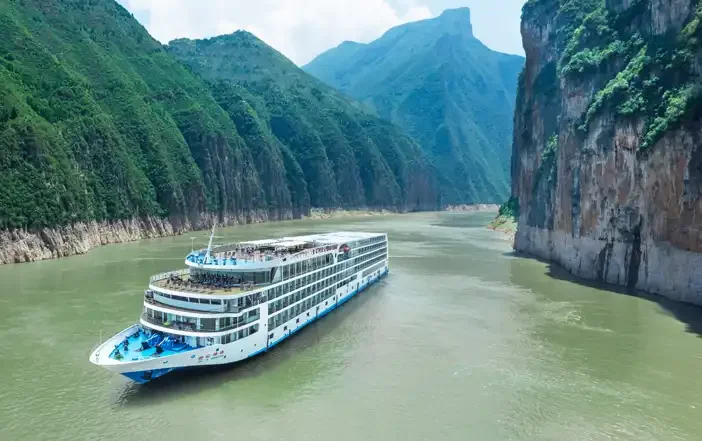 Century Legend · Cruising the Three Gorges